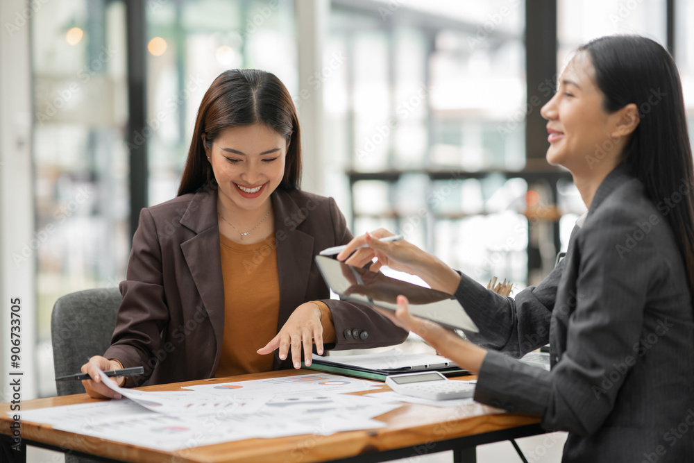 Business group Talk and consult to find solutions to work problems in the company. Business group Talk and consult to find solutions to work problems in the company.