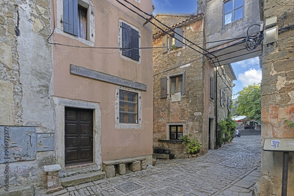 Fototapeta premium a large brick courtyard leading to two apartment buildings in an old town