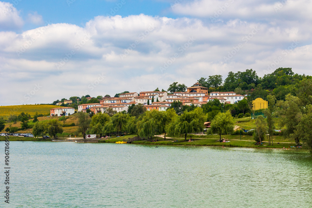 Obraz premium Village-vacance au bord du Lac du Carla-Bayle
