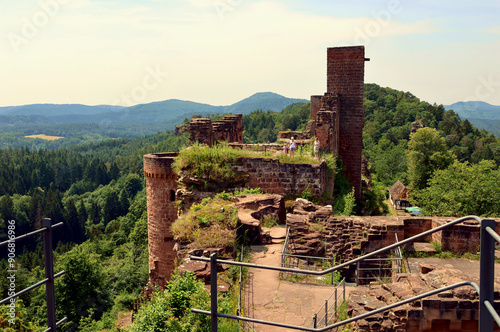 Die Altdahner Burgen bei Dahn im Pfälzerwald im deutschen Landkreis Südwestpfalz im Bundesland Rheinland-Pfalz. Aussicht vom Premium-Wanderweg Hahnfels-Tour. photo