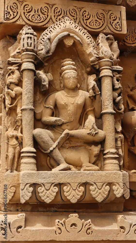 Fototapeta premium India, Madhya Pradesh, Sihoniya, Beautiful Carvings of Hindu Deities on the Kakanmath Temple, this 11th Century Monument Dedicated to Lord Shiva.
