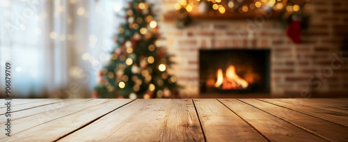 Mesa vacía de madera clara con fondo borroso de un acogedor interior de casa en Navidad, con una chimenea y un árbol decorado en la habitación. Banner para montaje de exhibición de productos.