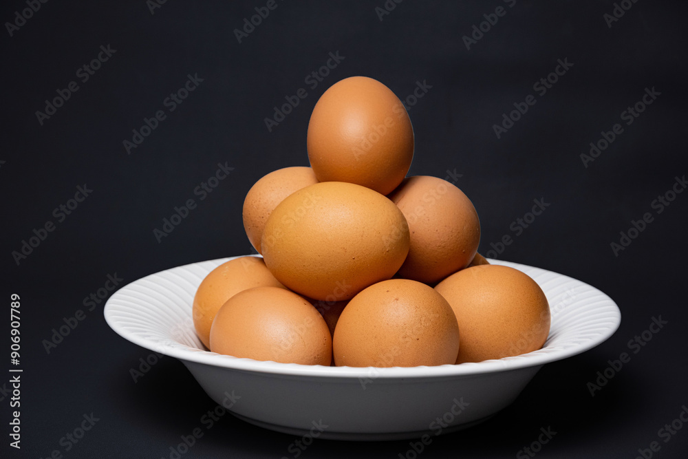 White plate with arrangement of raw chicken eggs. Raw chicken eggs for cooking purposes. White plate with arrangement of raw chicken eggs. Raw chicken eggs for cooking purposes.