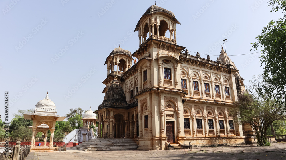Fototapeta premium India, Madhya Pradesh, Shivpuri, Beautiful Architecture of Chhatris or Cenotaph of Madhav Rao Scindia and Family. Beautiful Combination of Hindu and Mughal Architecture. 