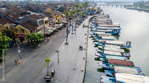 Fotografía Aerial view of Hoi An Old Town, Vietnam, showcasing traditional boats along the
