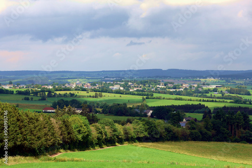 Waldweg und Funkturm in der Nähe des 