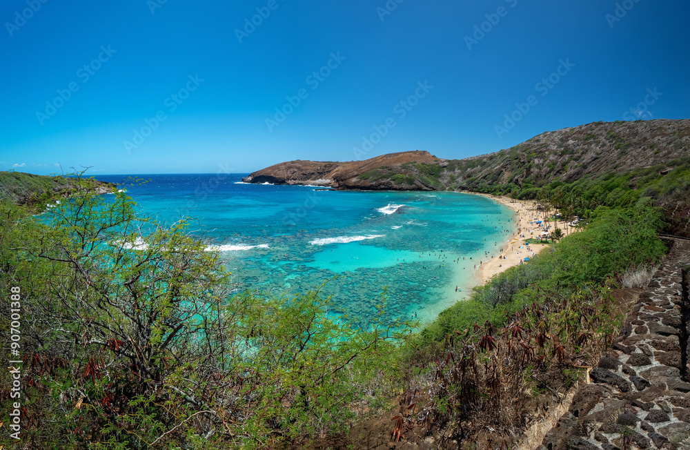 View to the Hanauma Bay beach where you are able to do snorkeling at a flat coral ocean View to the Hanauma Bay beach where you are able to do snorkeling at a flat coral ocean