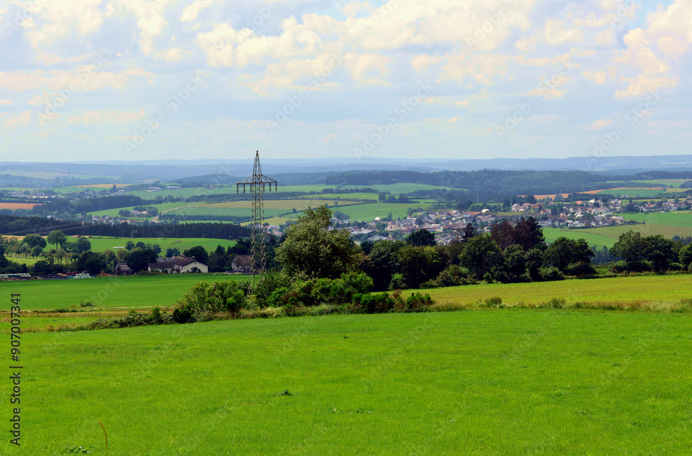 Aussichtpunkt Dreiländerblick auf dem Premium-Wanderweg Moore-Pfad-Schneifel im Naturpark Nordeifel westlich von Prüm in Rheinland-Pfalz. Aussichtpunkt Dreiländerblick auf dem Premium-Wanderweg Moore-Pfad-Schneifel im Naturpark Nordeifel westlich von Prüm in Rheinland-Pfalz.