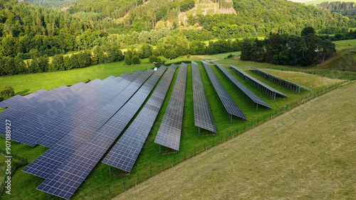 Luftaufnahmen eines Solarparks in Hessen, Deutschland – Sommerlandschaft mit Solarpanelen, erneuerbarer Energie, grüner Umgebung und nachhaltiger Energieproduktion photo