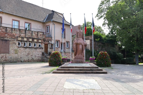 Memorial de guerre, ville de Saverne, département du Bas Rhin, France photo