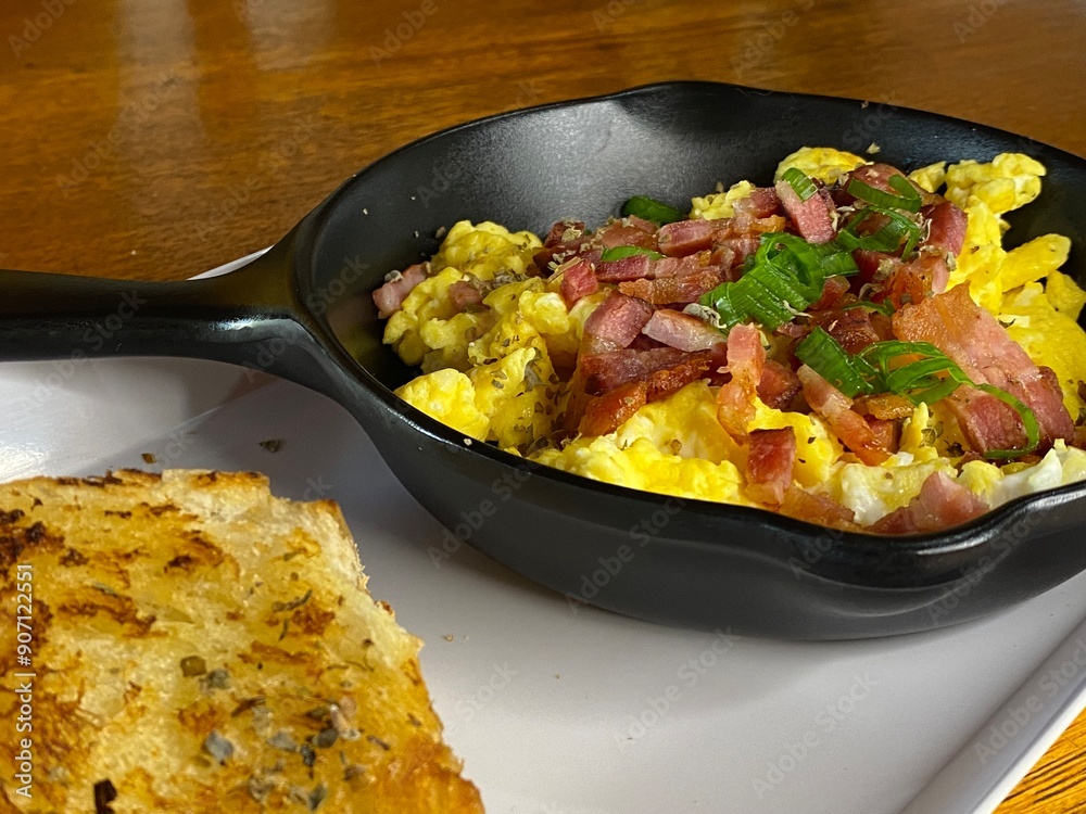 Sandes, ovos, omelete, pão com café, bacon Sandes, ovos, omelete, pão com café, bacon