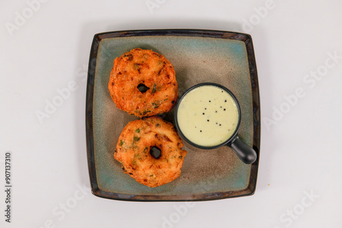 Obraz na płótnie Medhu Vadai is a traditional South Indian delicacy known for its exquisite taste and crispy texture. Vadai, medu vada, uzhunnu Vada, with coconut chutney on plate served hot. w salonie