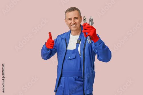Portrait of male mechanic w...