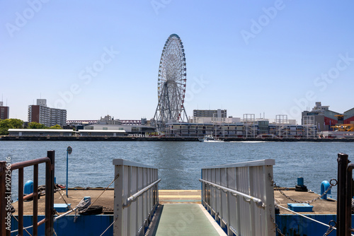 天保山渡船場（桜島側）から望む天保山大観覧車 photo