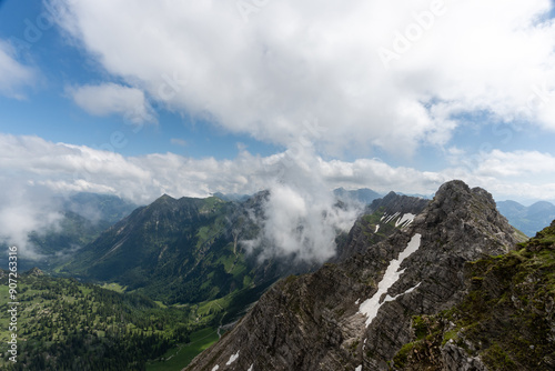 Blick vom Nebelhorn auf die Allgäuer Alpen.