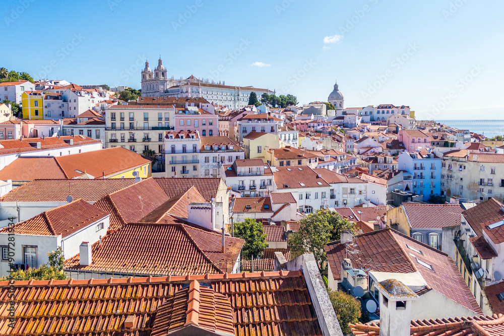 Obraz premium Alfama lighted by the morning sun