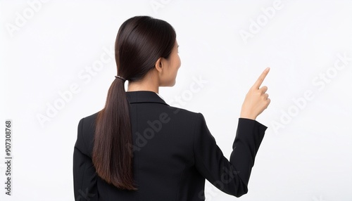 指差しする女性の後ろ姿