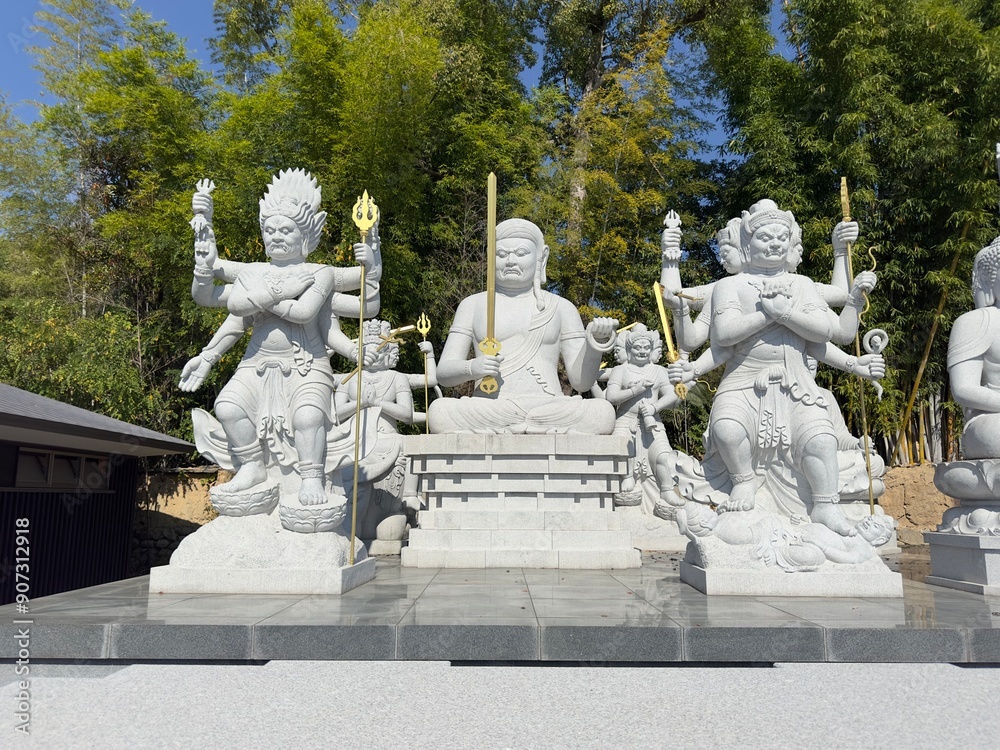Obraz premium A group of statues-Buddhist