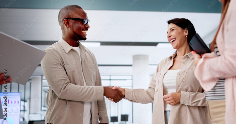Fototapeta premium Business Executives Shake Hands