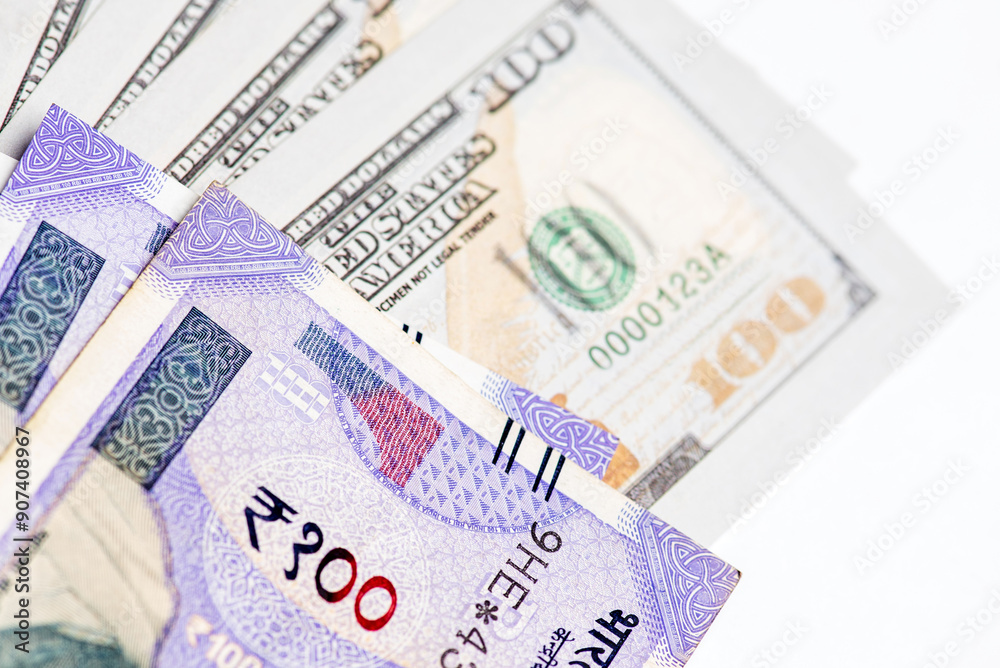 Obraz premium US dollar and Indian currency exchange rate. Close-up of US dollar and Indian currency.