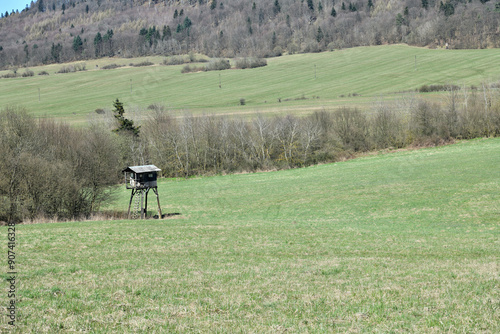 Obraz na płótnie Hunting hidden observation point from wooden in meadow near forest w salonie