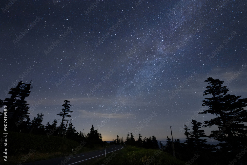 銀河につづくように見える道路と星空