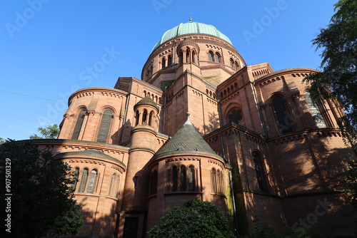 L'église Saint Pierre le Jeune, de style gothique, ville de Strasbourg, département du Bas Rhin, France photo