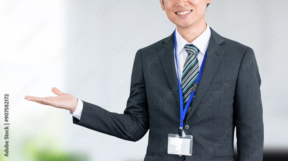 手で案内をする笑顔の日本人男性ビジネスマン 手で案内をする笑顔の日本人男性ビジネスマン
