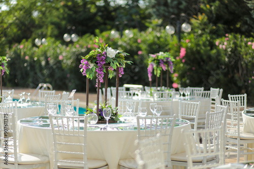 Obraz na płótnie Beautifully Decorated Wedding Tables with Purple Flowers at Garden Event w salonie