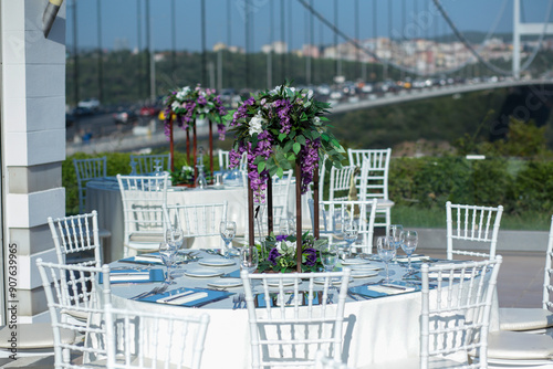 Obraz na płótnie Elegant Outdoor Wedding Reception with Purple and White Floral Centerpieces w salonie
