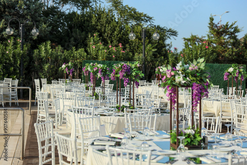Obraz na płótnie Elegant Outdoor Wedding Reception with Purple and White Floral Centerpieces w salonie