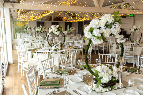 Obraz na płótnie Luxury Wedding Venue: Beautifully Decorated Table with Floral Hoops w salonie