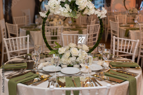 Obraz na płótnie Elegant Wedding Table Setting with Floral Hoops and White Flowers w salonie