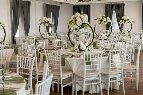 Obraz na płótnie Elegant Wedding Table Setting with Floral Hoops and White Flowers w salonie