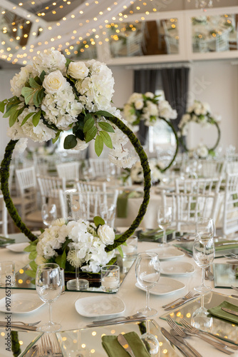 Obraz na płótnie Elegant Wedding Table Setting with Floral Hoops and White Flowers w salonie