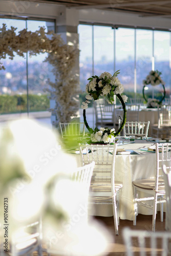 Obraz na płótnie Elegant Wedding Venue with Floral Centerpieces and White Chairs w salonie