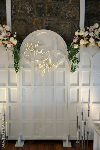 Obraz na płótnie Refined Wedding Cake Presentation with Flowers and Lighting Inside Venue w salonie