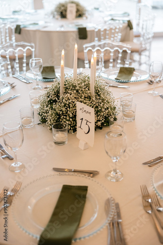 Obraz na płótnie Romantic reception table with floral centerpiece and soft candlelight w salonie