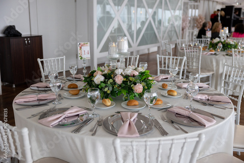 Obraz na płótnie Elegant Indoor Wedding Reception with Pink and White Floral Centerpieces and Candles w salonie