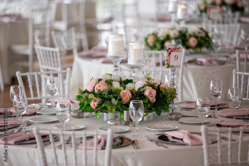 Obraz na płótnie Elegant Indoor Wedding Reception with Pink and White Floral Centerpieces and Candles w salonie