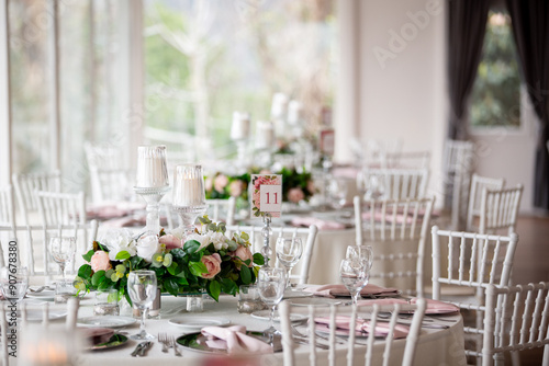 Obraz na płótnie Elegant Indoor Wedding Reception with Pink and White Floral Centerpieces and Candles w salonie