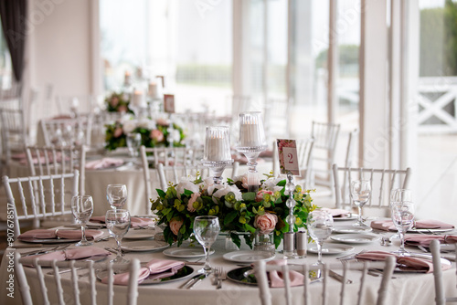 Obraz na płótnie Elegant Indoor Wedding Reception with Pink and White Floral Centerpieces and Candles w salonie