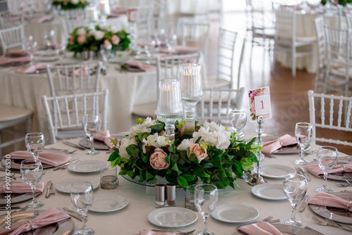 Obraz na płótnie Elegant Indoor Wedding Reception with Pink and White Floral Centerpieces and Candles w salonie