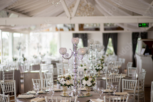 Obraz na płótnie Elegant Indoor Wedding Reception with Blue Hydrangeas and White Roses Centerpiece w salonie