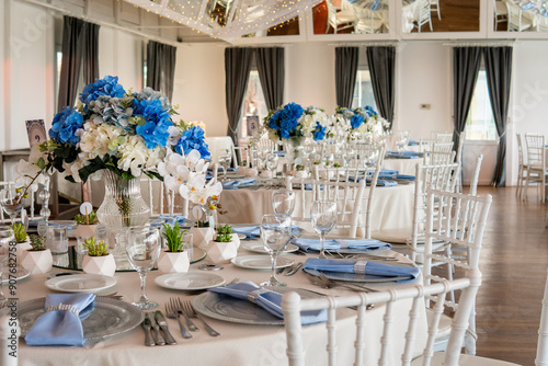 Obraz na płótnie Beautiful Wedding Venue in Istanbul: Tables with Floral Centerpieces and Bridge View w salonie