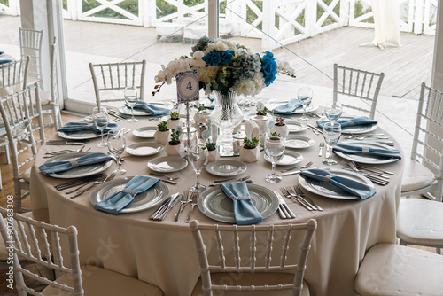 Obraz na płótnie Beautiful Wedding Venue in Istanbul: Tables with Floral Centerpieces and Bridge View w salonie