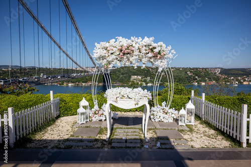 Obraz na płótnie Elegant Wedding Decor with White Flowers and Bosphorus Bridge View w salonie