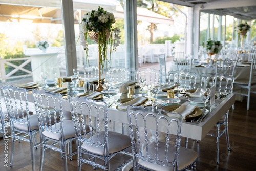 Obraz na płótnie Elegant Wedding Table with White Flowers and Greenery at Outdoor Reception w salonie