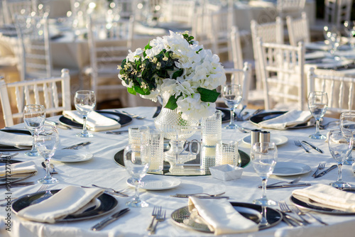 Obraz na płótnie Elegant Wedding Table with White Flowers and Greenery at Outdoor Reception w salonie