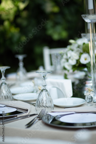 Obraz na płótnie Refined Wedding Reception Table with White Centerpiece and Candlelight Outdoors w salonie